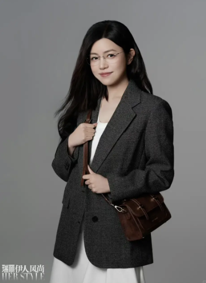 Đừng mải m&ecirc; "hack tuổi", cứ nh&igrave;n Cao Vi&ecirc;n Vi&ecirc;n, Tống Giai v&agrave; Trần Nghi&ecirc;n Hy m&agrave; xem: Phụ nữ ngo&agrave;i 40 đẹp nhất l&agrave; khi được "sống thật" trong bộ đồ m&igrave;nh mặc- Ảnh 33.