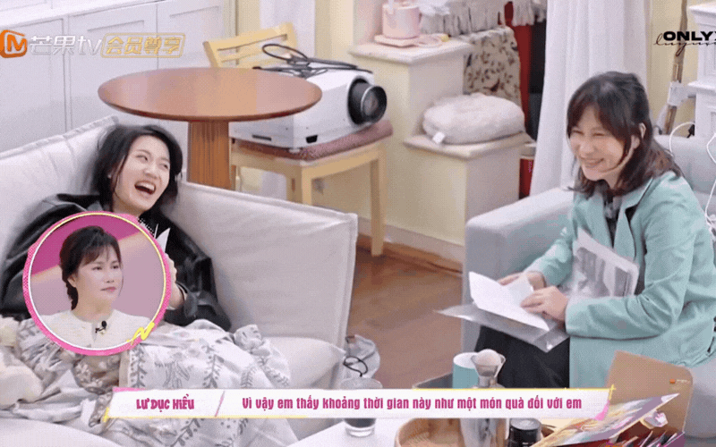 Đừng chỉ nh&igrave;n v&agrave;o d&aacute;ng đi "chim c&aacute;nh cụt lưng g&ugrave;" của Lư Dục Hiểu, h&atilde;y nh&igrave;n v&agrave;o c&aacute;ch bố mẹ c&ocirc; ấy kẹp r&egrave;m cửa: H&oacute;a ra, "nh&agrave;" ch&iacute;nh l&agrave; nơi sinh ra một đứa trẻ hạnh ph&uacute;c!- Ảnh 16.