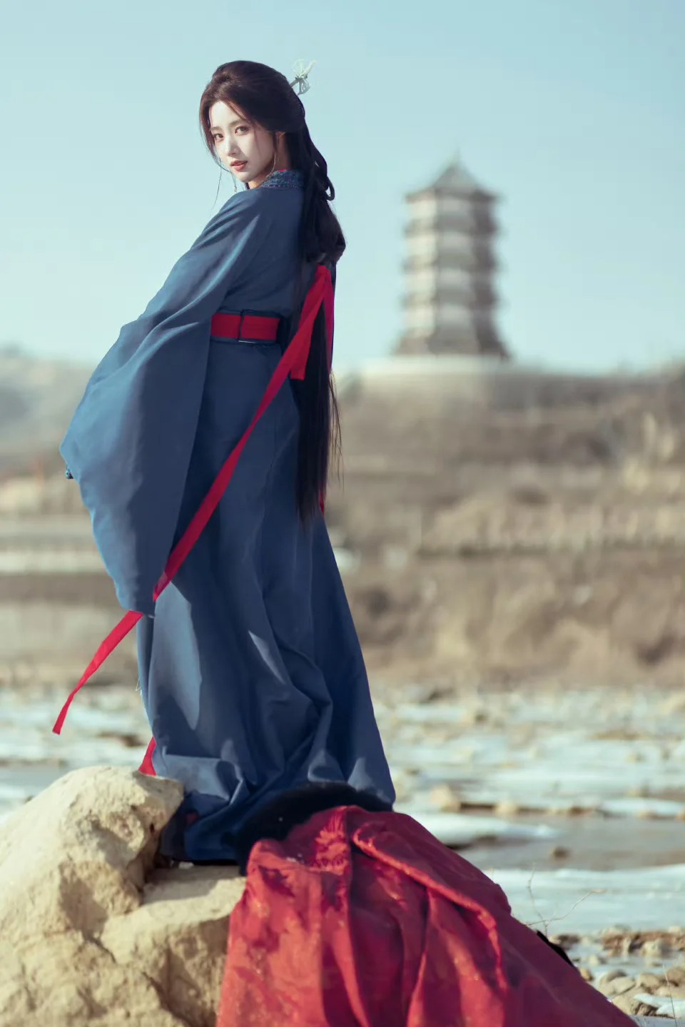 Đừng chỉ nh&igrave;n v&agrave;o d&aacute;ng đi "chim c&aacute;nh cụt lưng g&ugrave;" của Lư Dục Hiểu, h&atilde;y nh&igrave;n v&agrave;o c&aacute;ch bố mẹ c&ocirc; ấy kẹp r&egrave;m cửa: H&oacute;a ra, "nh&agrave;" ch&iacute;nh l&agrave; nơi sinh ra một đứa trẻ hạnh ph&uacute;c!- Ảnh 1.