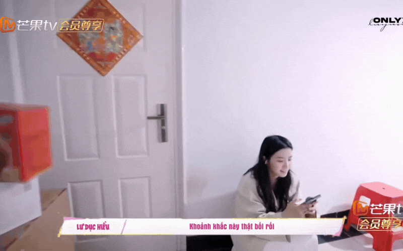 Đừng chỉ nh&igrave;n v&agrave;o d&aacute;ng đi "chim c&aacute;nh cụt lưng g&ugrave;" của Lư Dục Hiểu, h&atilde;y nh&igrave;n v&agrave;o c&aacute;ch bố mẹ c&ocirc; ấy kẹp r&egrave;m cửa: H&oacute;a ra, "nh&agrave;" ch&iacute;nh l&agrave; nơi sinh ra một đứa trẻ hạnh ph&uacute;c!- Ảnh 6.