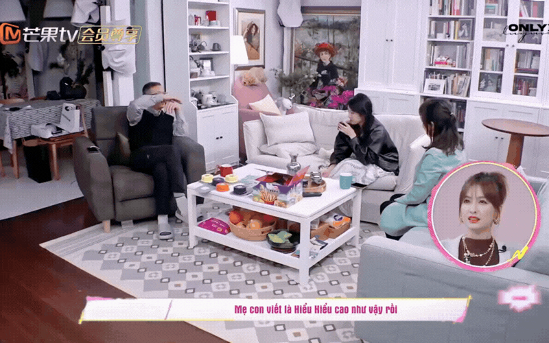 Đừng chỉ nh&igrave;n v&agrave;o d&aacute;ng đi "chim c&aacute;nh cụt lưng g&ugrave;" của Lư Dục Hiểu, h&atilde;y nh&igrave;n v&agrave;o c&aacute;ch bố mẹ c&ocirc; ấy kẹp r&egrave;m cửa: H&oacute;a ra, "nh&agrave;" ch&iacute;nh l&agrave; nơi sinh ra một đứa trẻ hạnh ph&uacute;c!- Ảnh 15.