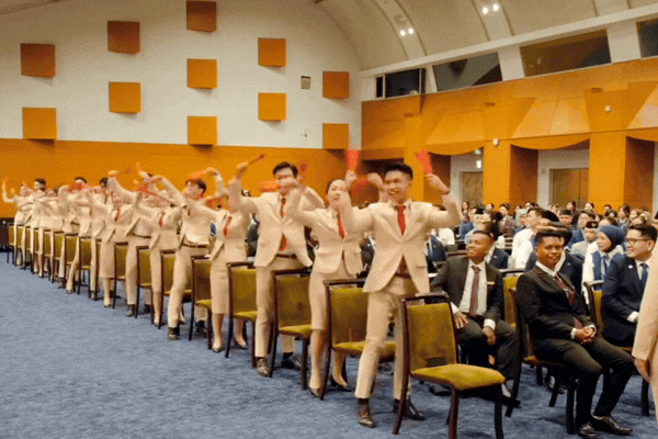 16 thanh niên xuất sắc của Việt Nam viral với điệu nhảy khiến tất cả đều chốt 1 từ: VUÝP- Ảnh 1. 16 thanh niên xuất sắc của Việt Nam viral với điệu nhảy khiến tất cả đều chốt 1 từ: VUÝP- Ảnh 1.