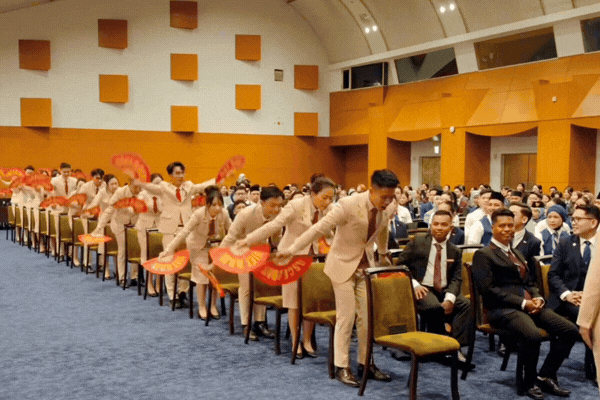 16 thanh niên xuất sắc của Việt Nam viral với điệu nhảy khiến tất cả đều chốt 1 từ: VUÝP- Ảnh 2. 16 thanh niên xuất sắc của Việt Nam viral với điệu nhảy khiến tất cả đều chốt 1 từ: VUÝP- Ảnh 2.