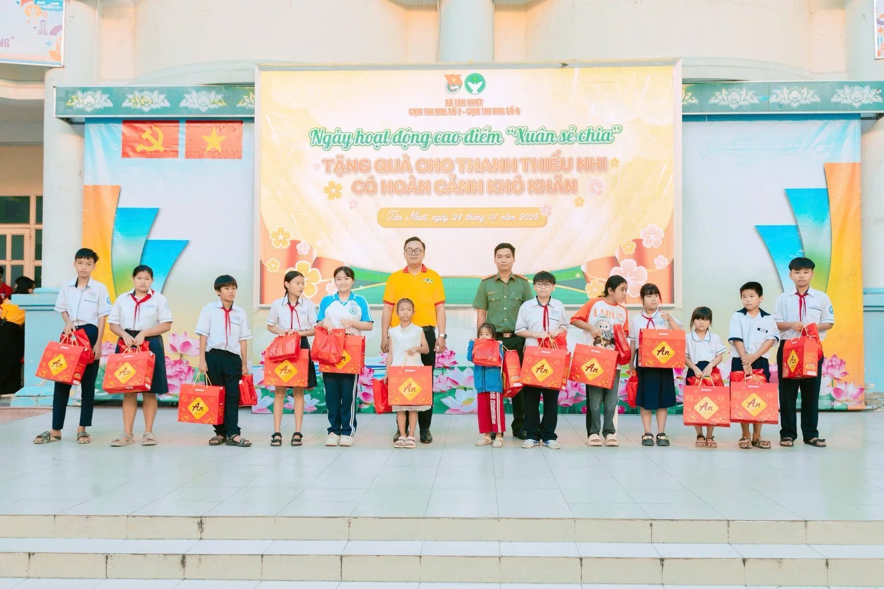 Rực rỡ sắc v&agrave;ng: C&aacute;c đơn vị đồng loạt hưởng ứng ng&agrave;y cao điểm &ldquo;Xu&acirc;n Sẻ Chia&rdquo;- Ảnh 1.