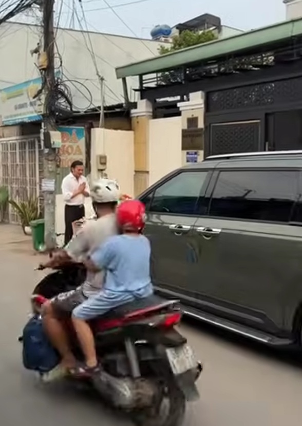 Nam NSƯT từ Mỹ về tậu xe mới: "Hi vọng năm sau c&oacute; tiền mua xe kh&aacute;c"- Ảnh 1.