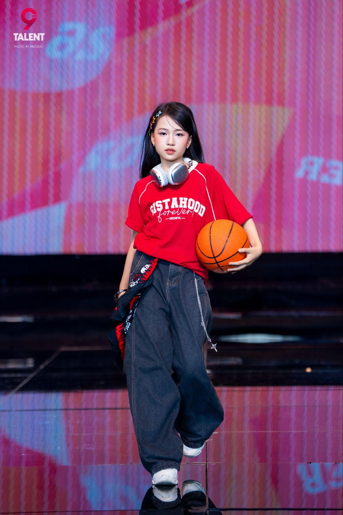 D&agrave;n mẫu nh&iacute; &ldquo;đổ bộ&rdquo; s&agrave;n diễn Iconic Awards: Chiho biến runway th&agrave;nh s&acirc;n chơi phong c&aacute;ch cực chất- Ảnh 1.