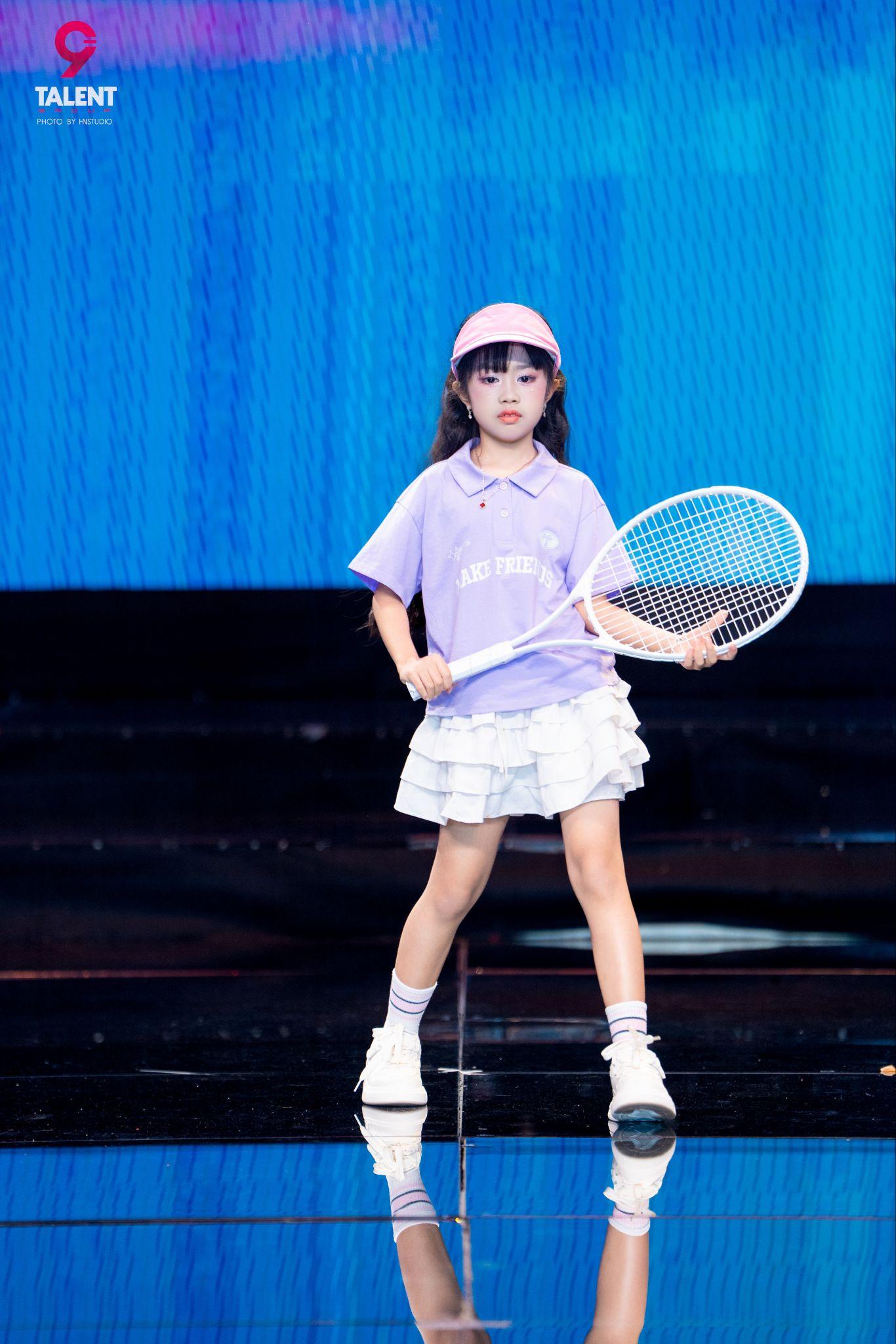 D&agrave;n mẫu nh&iacute; &ldquo;đổ bộ&rdquo; s&agrave;n diễn Iconic Awards: Chiho biến runway th&agrave;nh s&acirc;n chơi phong c&aacute;ch cực chất- Ảnh 2.