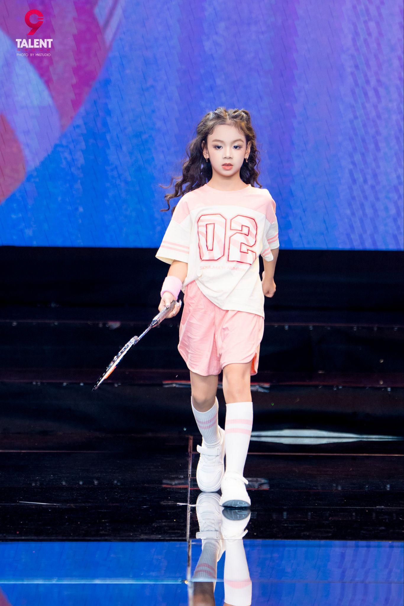 D&agrave;n mẫu nh&iacute; &ldquo;đổ bộ&rdquo; s&agrave;n diễn Iconic Awards: Chiho biến runway th&agrave;nh s&acirc;n chơi phong c&aacute;ch cực chất- Ảnh 3.