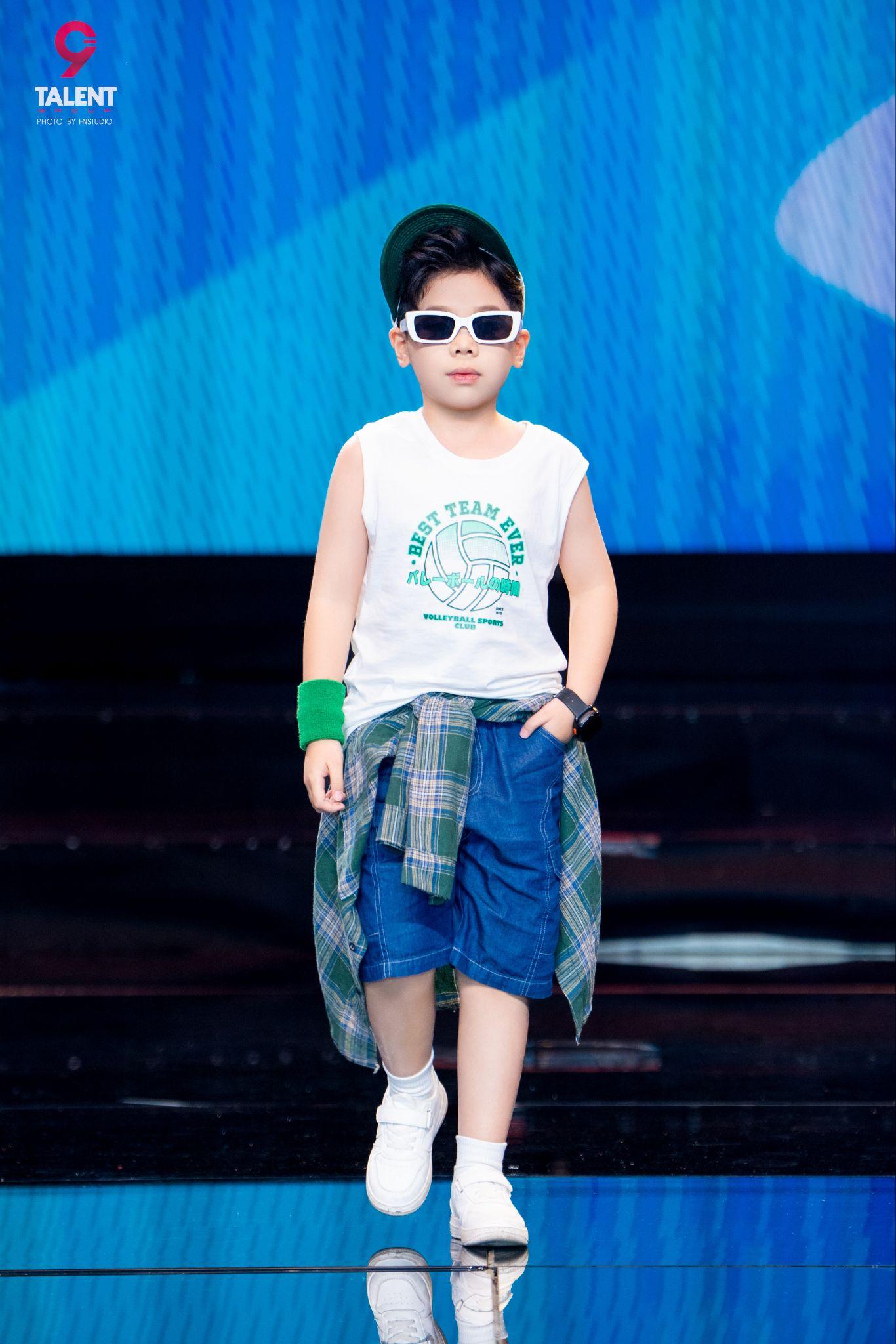 D&agrave;n mẫu nh&iacute; &ldquo;đổ bộ&rdquo; s&agrave;n diễn Iconic Awards: Chiho biến runway th&agrave;nh s&acirc;n chơi phong c&aacute;ch cực chất- Ảnh 4.