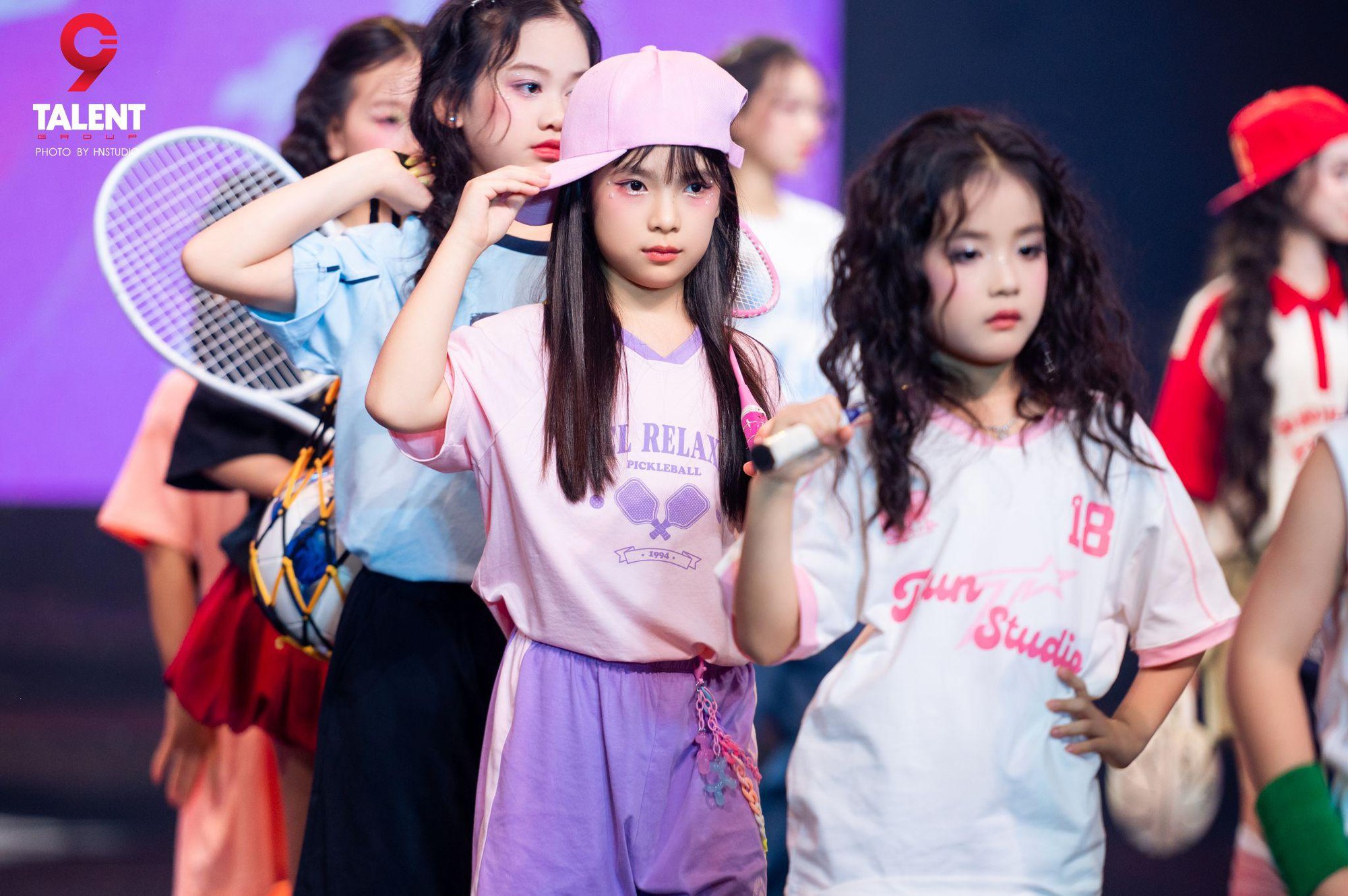 D&agrave;n mẫu nh&iacute; &ldquo;đổ bộ&rdquo; s&agrave;n diễn Iconic Awards: Chiho biến runway th&agrave;nh s&acirc;n chơi phong c&aacute;ch cực chất- Ảnh 5.