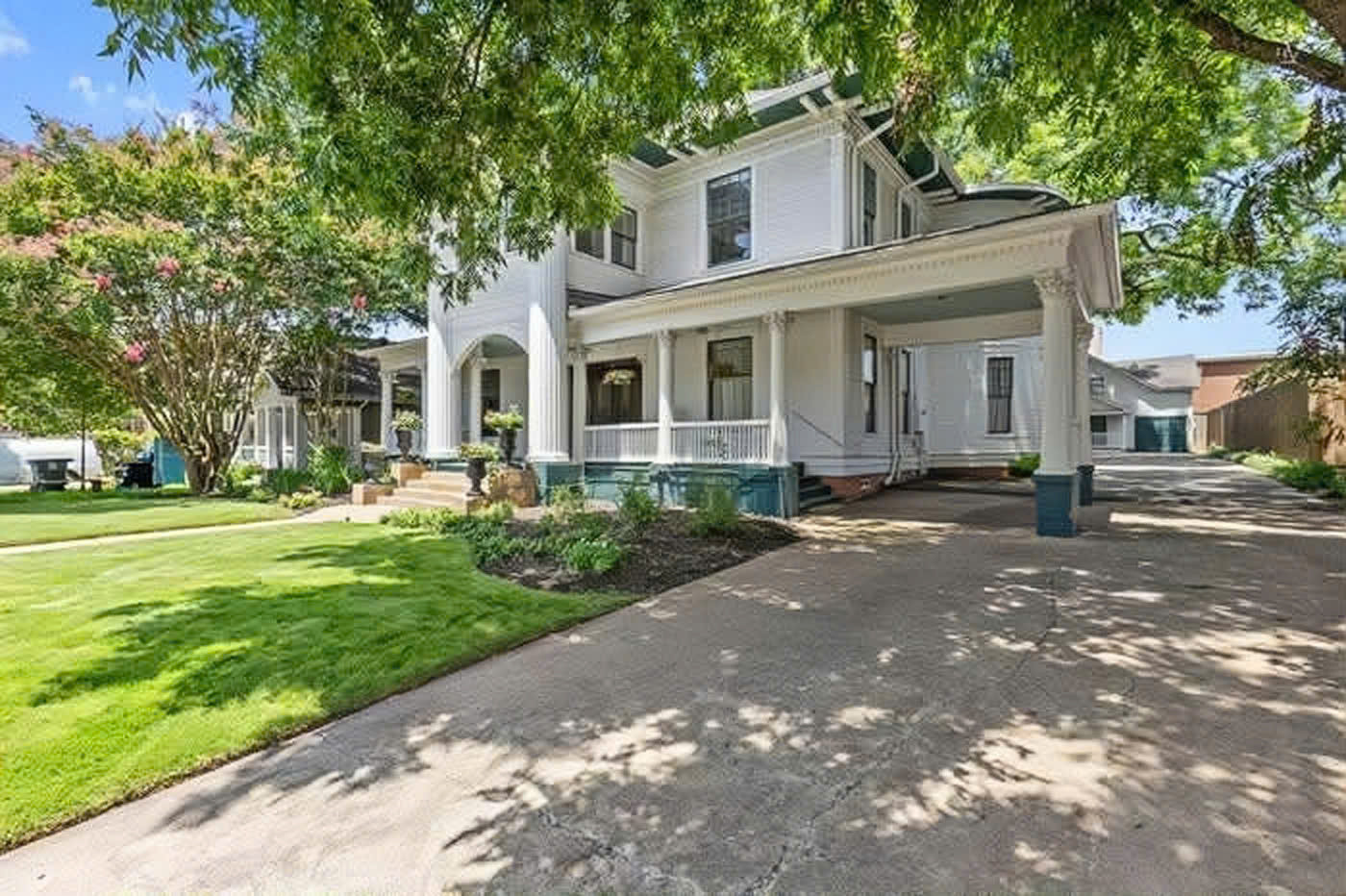 Hoa hậu Việt vừa mua biệt thự hơn 36 tỷ: Khuôn viên lên đến 7.600m2, cận cảnh nội thất bên trong mới gây choáng- Ảnh 4. Hoa hậu Việt vừa mua biệt thự hơn 36 tỷ: Khuôn viên lên đến 7.600m2, cận cảnh nội thất bên trong mới gây choáng- Ảnh 4.