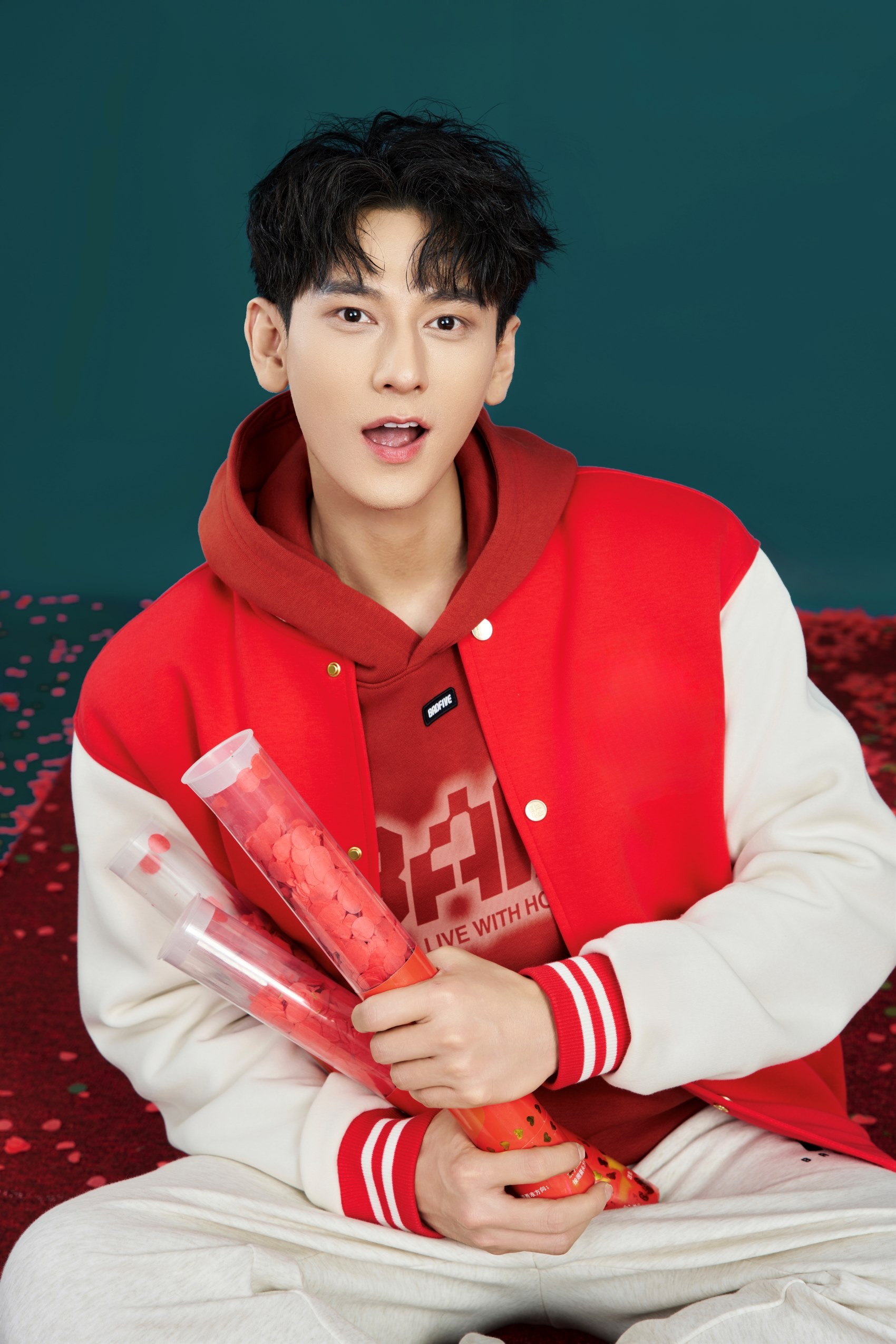 Isaac: 'Giờ đ&atilde; lớn, con thay ba c&otilde;ng thế giới tr&ecirc;n vai'- Ảnh 1.