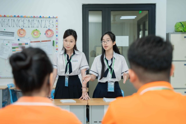 Ở bảng Tiếng Việt của cuộc thi, kh&ocirc;ng chỉ tr&igrave;nh b&agrave;y c&aacute;c &yacute; tưởng sống xanh, c&aacute;c đội thi c&ograve;n cần đưa ra những c&acirc;u hỏi phản biện d&agrave;nh cho đối phương.