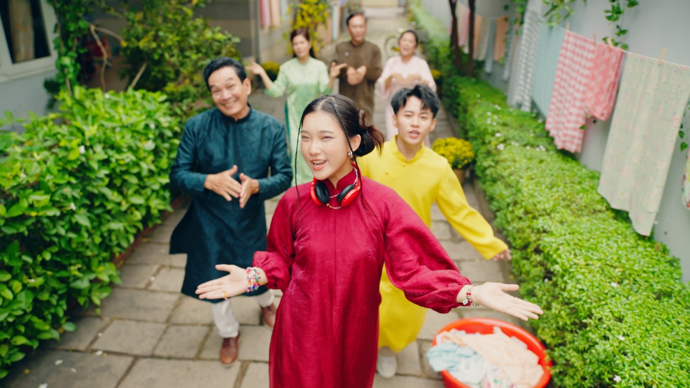 &ldquo;Song kiếm hợp b&iacute;ch&rdquo; c&ugrave;ng Mỹ Hảo, gen Z viết lại định nghĩa Tết gắn kết- Ảnh 2.