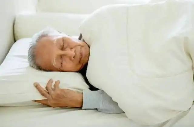 Ngủ l&uacute;c 10 giờ tối chưa chắc đ&atilde; tốt: B&aacute;c sĩ cảnh b&aacute;o 1 sai lầm phổ biến khiến người tr&ecirc;n 65 tuổi c&agrave;ng ngủ c&agrave;ng mệt- Ảnh 1.