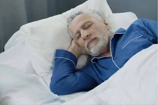 Ngủ l&uacute;c 10 giờ tối chưa chắc đ&atilde; tốt: B&aacute;c sĩ cảnh b&aacute;o 1 sai lầm phổ biến khiến người tr&ecirc;n 65 tuổi c&agrave;ng ngủ c&agrave;ng mệt- Ảnh 3.