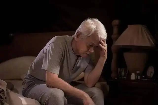 Ngủ l&uacute;c 10 giờ tối chưa chắc đ&atilde; tốt: B&aacute;c sĩ cảnh b&aacute;o 1 sai lầm phổ biến khiến người tr&ecirc;n 65 tuổi c&agrave;ng ngủ c&agrave;ng mệt- Ảnh 2.