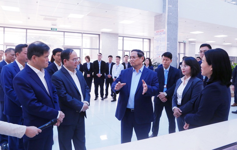 Thủ tướng: C&aacute;n bộ Trung t&acirc;m h&agrave;nh ch&iacute;nh c&ocirc;ng phải chủ động, tận t&acirc;m phục vụ nh&acirc;n d&acirc;n- Ảnh 2.