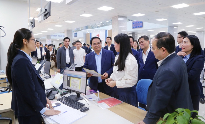 Thủ tướng: C&aacute;n bộ Trung t&acirc;m h&agrave;nh ch&iacute;nh c&ocirc;ng phải chủ động, tận t&acirc;m phục vụ nh&acirc;n d&acirc;n- Ảnh 4.