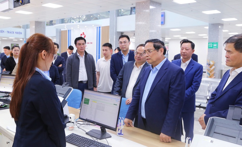 Thủ tướng: C&aacute;n bộ Trung t&acirc;m h&agrave;nh ch&iacute;nh c&ocirc;ng phải chủ động, tận t&acirc;m phục vụ nh&acirc;n d&acirc;n- Ảnh 1.