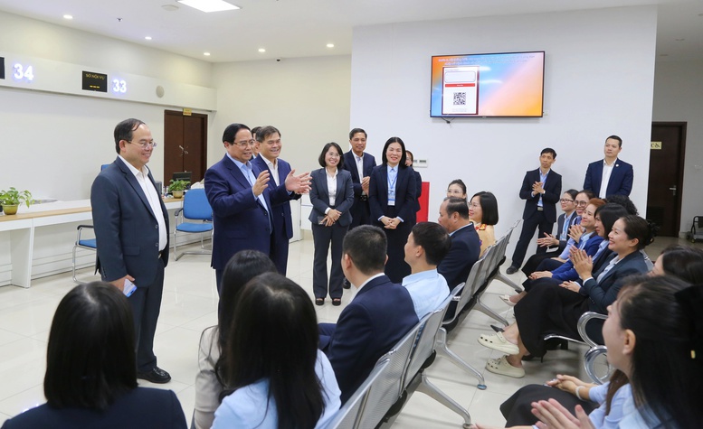 Thủ tướng: C&aacute;n bộ Trung t&acirc;m h&agrave;nh ch&iacute;nh c&ocirc;ng phải chủ động, tận t&acirc;m phục vụ nh&acirc;n d&acirc;n- Ảnh 3.