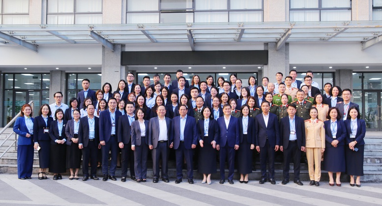 Thủ tướng: C&aacute;n bộ Trung t&acirc;m h&agrave;nh ch&iacute;nh c&ocirc;ng phải chủ động, tận t&acirc;m phục vụ nh&acirc;n d&acirc;n- Ảnh 6.