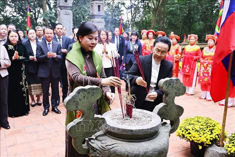 Phu nh&acirc;n của Tổng B&iacute; thư T&ocirc; L&acirc;m c&ugrave;ng Phu nh&acirc;n của Tổng B&iacute; thư, Chủ tịch nước L&agrave;o thăm v&agrave; hoạt động tại Ninh B&igrave;nh- Ảnh 1.
