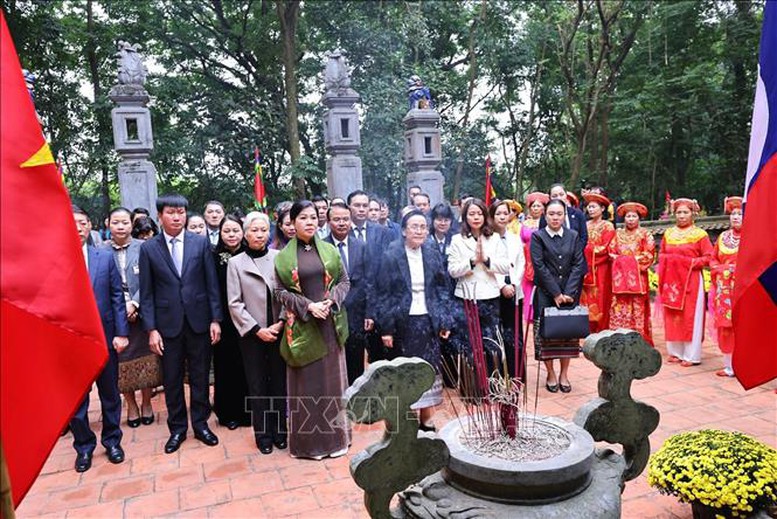 Phu nh&acirc;n của Tổng B&iacute; thư T&ocirc; L&acirc;m c&ugrave;ng Phu nh&acirc;n của Tổng B&iacute; thư, Chủ tịch nước L&agrave;o thăm v&agrave; hoạt động tại Ninh B&igrave;nh- Ảnh 2.