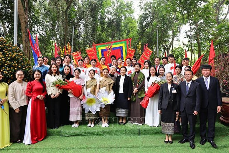 Phu nh&acirc;n của Tổng B&iacute; thư T&ocirc; L&acirc;m c&ugrave;ng Phu nh&acirc;n của Tổng B&iacute; thư, Chủ tịch nước L&agrave;o thăm v&agrave; hoạt động tại Ninh B&igrave;nh- Ảnh 4.