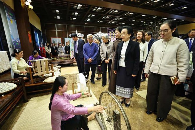 Phu nh&acirc;n của Tổng B&iacute; thư T&ocirc; L&acirc;m c&ugrave;ng Phu nh&acirc;n của Tổng B&iacute; thư, Chủ tịch nước L&agrave;o thăm v&agrave; hoạt động tại Ninh B&igrave;nh- Ảnh 6.