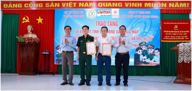 Đại t&aacute; Nguyễn Quốc Ho&agrave;n, BTĐU, Ch&iacute;nh ủy Trung t&acirc;m v&agrave; đại diện C&ocirc;ng vi&ecirc;n Phần mềm Quang Trung nhận thư cảm ơn của UBND x&atilde; B&ugrave; Gia Mập.