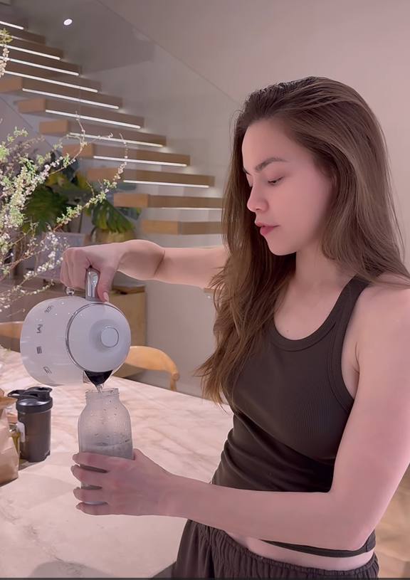 View - Hồ Ngọc Hà tiết lộ thực đơn xuống 2kg trong 3 tuần, "độ" dáng đón Tết: Da căng mọng, dáng vẫn xinh nhờ 1 loại thịt và 1 loại “nước”