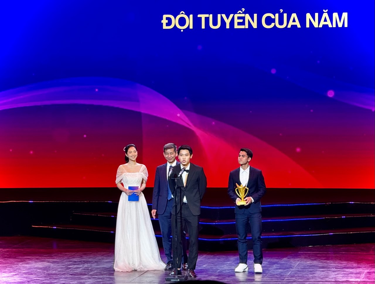 Đ&igrave;nh Bắc diện vest bảnh bao c&ugrave;ng Khuất Văn Khang nhận giải Đội tuyển của năm tại C&uacute;p chiến thắng 2025- Ảnh 2.