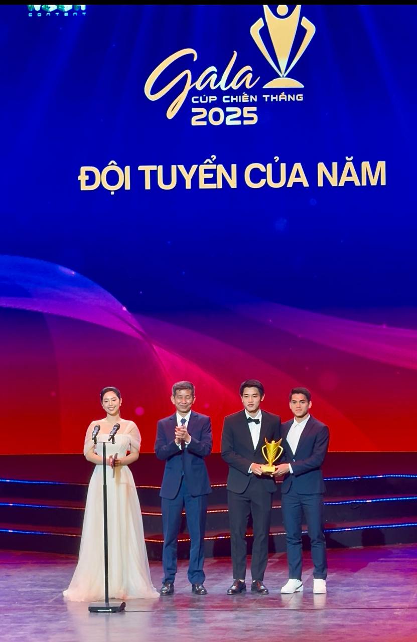 Đ&igrave;nh Bắc diện vest bảnh bao c&ugrave;ng Khuất Văn Khang nhận giải Đội tuyển của năm tại C&uacute;p chiến thắng 2025- Ảnh 1.