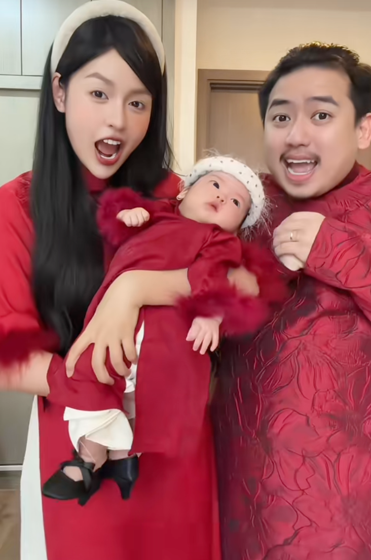 "Slay" như con g&aacute;i của "hot girl trứng r&aacute;n" Thanh T&acirc;m, mới 3 th&aacute;ng tuổi đ&atilde; diện &aacute;o d&agrave;i, đi cao g&oacute;t cưng xỉu- Ảnh 3.