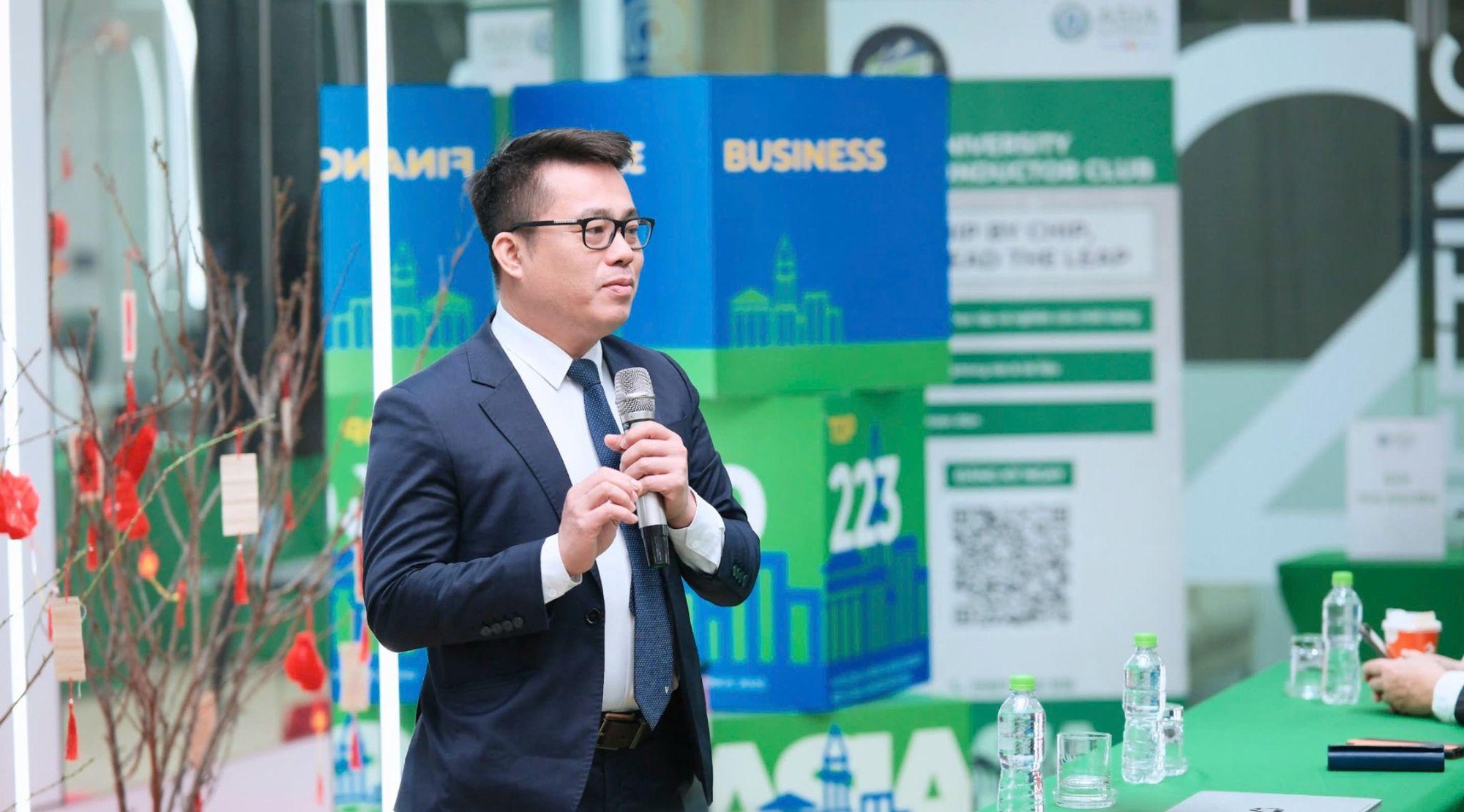 Sinh vi&ecirc;n năm nhất l&agrave;m chủ hệ thống theo d&otilde;i mặt trời &ndash; t&iacute;n hiệu mới từ đ&agrave;o tạo b&aacute;n dẫn- Ảnh 2.