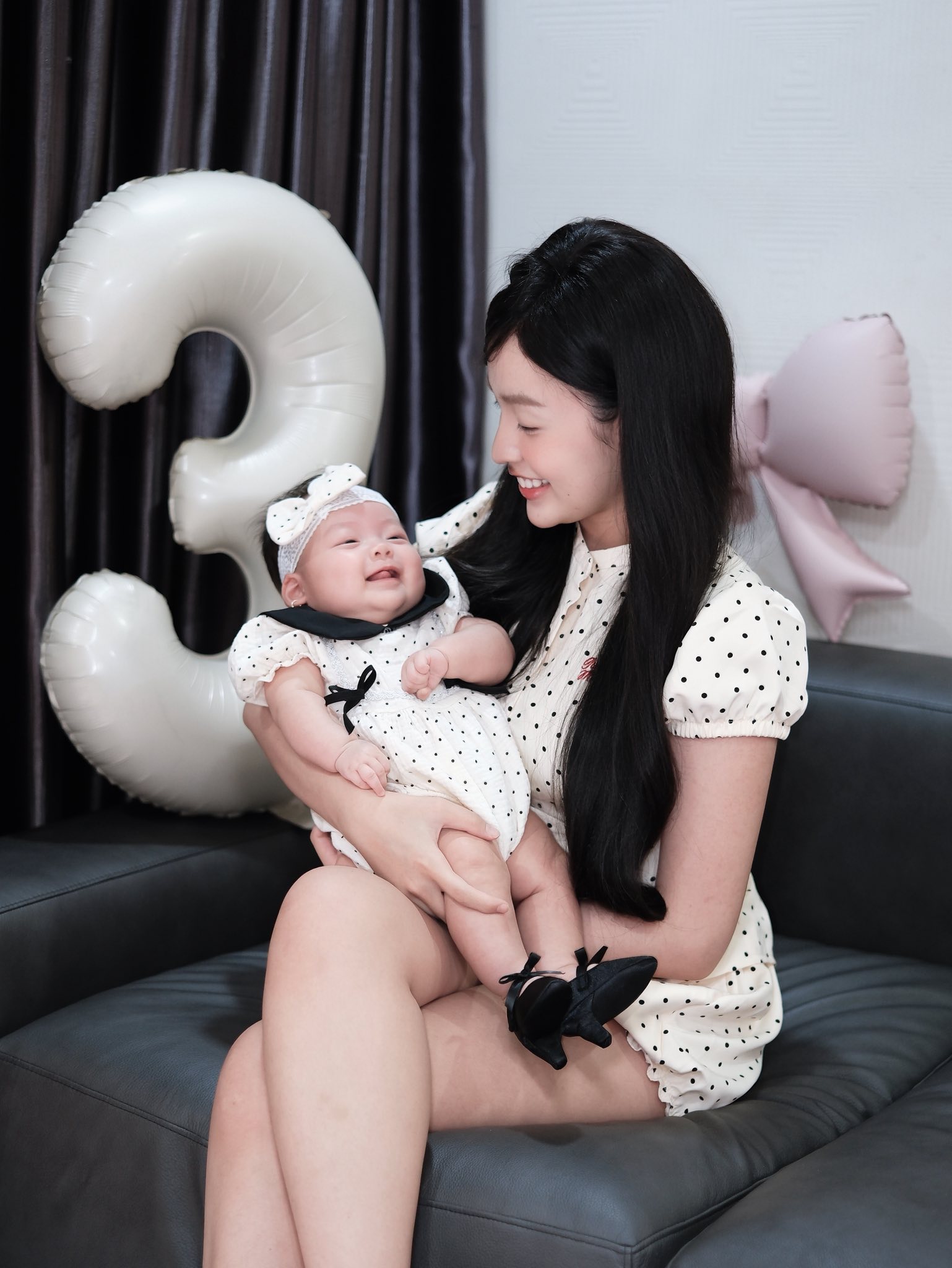 "Slay" như con g&aacute;i của "hot girl trứng r&aacute;n" Thanh T&acirc;m, mới 3 th&aacute;ng tuổi đ&atilde; diện &aacute;o d&agrave;i, đi cao g&oacute;t cưng xỉu- Ảnh 1.