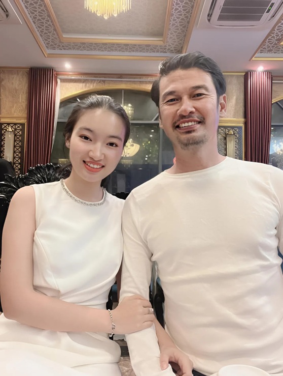 Nam diễn vi&ecirc;n lấy vợ k&eacute;m 26 tuổi, về qu&ecirc; l&agrave;m YouTube kiếm tiền: "T&ocirc;i lấy rẻ lắm"- Ảnh 1.