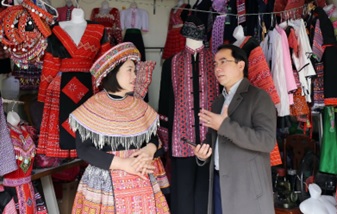 Tung tăng một miền v&aacute;y &aacute;o Mộc Ch&acirc;u- Ảnh 1.