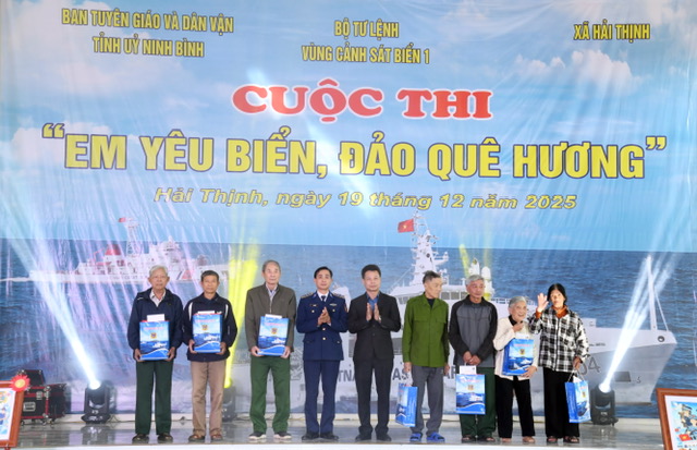 Bồi đắp kiến thức ph&aacute;p luật, t&igrave;nh y&ecirc;u biển, đảo cho ngư d&acirc;n v&agrave; học sinh- Ảnh 4.