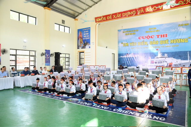 Bồi đắp kiến thức ph&aacute;p luật, t&igrave;nh y&ecirc;u biển, đảo cho ngư d&acirc;n v&agrave; học sinh- Ảnh 2.