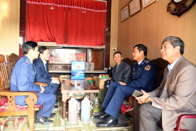 Bồi đắp kiến thức ph&aacute;p luật, t&igrave;nh y&ecirc;u biển, đảo cho ngư d&acirc;n v&agrave; học sinh- Ảnh 3.