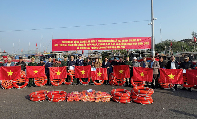 Bồi đắp kiến thức ph&aacute;p luật, t&igrave;nh y&ecirc;u biển, đảo cho ngư d&acirc;n v&agrave; học sinh- Ảnh 6.