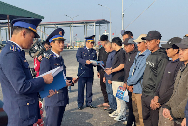 Bồi đắp kiến thức ph&aacute;p luật, t&igrave;nh y&ecirc;u biển, đảo cho ngư d&acirc;n v&agrave; học sinh- Ảnh 1.