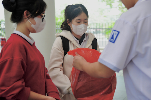 Học sinh THPT chuyên - Hà Nội Amsterdam góp phần bảo vệ môi trường thông qua hoạt động đổi giấy ý nghĩa. - Ảnh 1. Học sinh THPT chuyên - Hà Nội Amsterdam góp phần bảo vệ môi trường thông qua hoạt động đổi giấy ý nghĩa. - Ảnh 1.