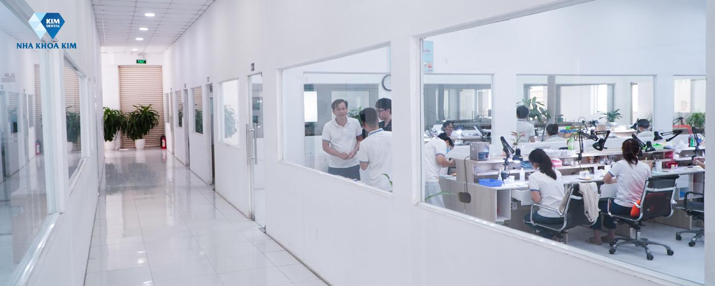 Răng sứ &ldquo;tỷ lệ v&agrave;ng": &ldquo;S&iacute;t rịt&rdquo; nụ cười mới cho người trẻ- Ảnh 3.