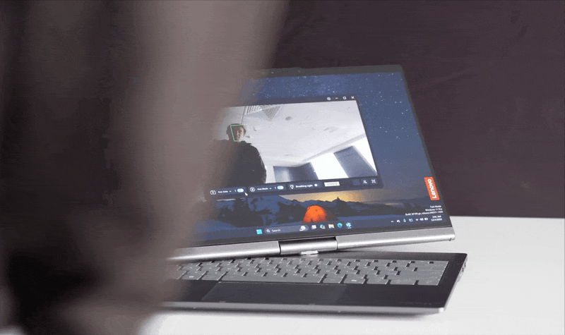 Lenovo ra mắt laptop có màn hình xoay tự động: Gõ nắp để mở máy, tự động "theo dấu" người dùng- Ảnh 1. Lenovo ra mắt laptop có màn hình xoay tự động: Gõ nắp để mở máy, tự động "theo dấu" người dùng- Ảnh 1.