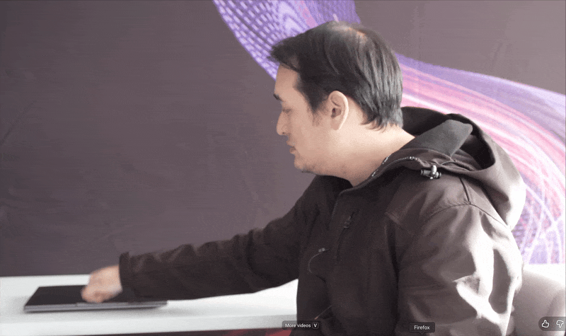 Lenovo ra mắt laptop có màn hình xoay tự động: Gõ nắp để mở máy, tự động "theo dấu" người dùng- Ảnh 3. Lenovo ra mắt laptop có màn hình xoay tự động: Gõ nắp để mở máy, tự động "theo dấu" người dùng- Ảnh 3.