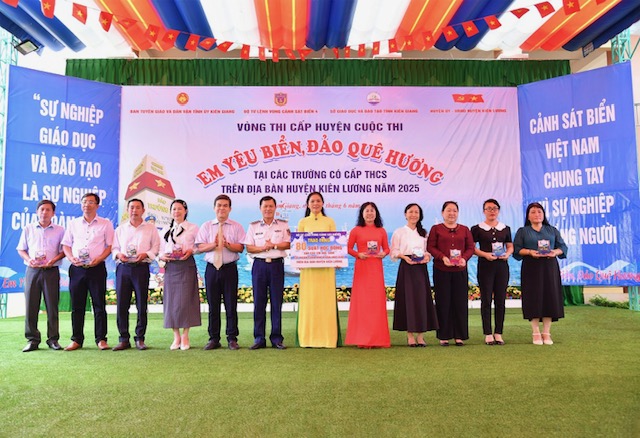 Gieo mầm yêu nước từ biển, đảo- Ảnh 1.