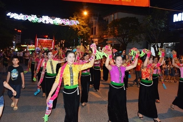 Duyên dáng điệu Xòe hoa - Mường Lò vào mùa trẩy hội - Ảnh 2.